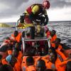 Spanien, Mittelmeer: Ein Helfer öffnet eine Rettungsdecke für Flüchtlinge, die von Mitgliedern der spanischen Nichtregierungsorganisation Pro Activa Open Arms gerettet wurden. Die Staatengemeinschaft der Europäischen Union hat noch immer kein wirksames Konzept gefunden, wie sie mit der Flüchtlingsbewegung über das Mittelmeer und der Seenot umgehen kann.