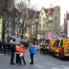 Einsatzkräfte der Polizei und der Feuerwehr sichern bei einem Großeinsatz in Stuttgart einen Tatort.