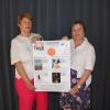 Petra Demmel, die Leiterin der Günzburger Volkshochschule (links), und die für die Filmauswahl verantwortliche Nathalie Charlet zeigen das Plakat der 33. Offinger Filmtage.