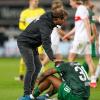 Trost für Reece Oxford: FCA-Trainer Markus Weinzierl bei seinem Abwehrspieler nach der Niederlage gegen den VfB Stuttgart. 
