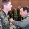 Der amtierende Kommodore Oberstleutnant Siegfried Beck (rechts) zeichnete verdiente Soldaten aus, wie den Kommandeur der Technischen Gruppe, Oberstleutnant Karsten Reimann, mit dem Ehrenkreuz der Bundeswehr in Gold. 	