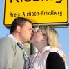 Küssen unter dem Ortsschild Kissing. Bild: Weizenegger