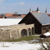 Die ehemalige Hofstelle der Englischen Fräulein liegt im Westen der Mindelheimer Altstadt. Dort soll ein Neubau errichtet werden, in dem eine seltene Sammlung von Traktoren untergebracht wird. Die malerische Auffahrt auf dem Bild links soll erhalten bleiben.  