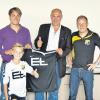 Spielführer Markus Bröll, E-Jugend-Spieler Maximillian Konrad, E+L-Geschäftsführer Dr. Michael Proeller und der Vorsitzende des Fußballfördervereins, Robert Konrad, (von links) freuen sich über die Unterzeichnung des Sponsorenvertrages. 