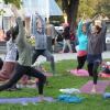 Die Yoga-Stunden am Königsplatz waren beliebt. Mit Sportangeboten will die Stadt dort auch künftig für Belebung sorgen. 