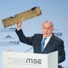 Der israelische Regierungschef überraschte das Publikum bei der Münchner Sicherheitskonferenz mit einem Metallteil, das angeblich von einer iranischen Drohne stammt.