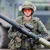 Ein Soldat mit einer Panzerfaust.  Deutschland liefert nun Waffen aus den Beständen der Bundeswehr an die Ukraine.  
