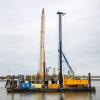 Baustart: Am zukünftigen Anleger für den geplanten schwimmenden Flüssigerdgas-Terminal in Wilhelmshaven fand vergangene Woche der erste Rammschlag statt. Ende des Jahres soll das Terminal dann in Betrieb gehen.