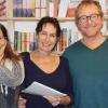 Die Buchhändler Ulrike Keutzer (links) und Anton Gruber (rechts) begrüßten Autorin Katalin Fischer zu einer Lesung ihres Romans „Die Fischers, die Hamburgers und die Bands“.