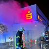 Starke Rauchentwicklung in der Sparkasse alarmierte am Mittwochabend die Feuerwehr Bad Königshofen. Zum Glück war es kein Brand, sondern ein sogenannter Schutznebel.