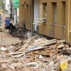 Schäden nach dem Hochwasser: In Gemünd in Nordrhein-Westfalen wird Schutt aus den Häusern geräumt.