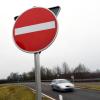 Achtung, hier nicht weiterfahren: An der B2-Ausfahrt Nordendorf warnen Schilder vor dem falschen Weg.