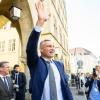 Kiews Bürgermeister Vitali Klitschko winkt bei der Friedenskonferenz in Münster.