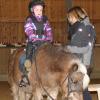 Bibiana Maier aus Türkheim ist sechs Jahre alt und lernt seit April 2016 den Umgang mit Ponys am Hof von Anton Brem. Ihr Pony heißt Silas. Begleitet wird sie von der Trainerin Karin Titz aus Türkheim. 