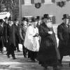 Das einzige in Windach erhaltene Foto von Bürgermeister Hans Rieniets wurde 1935 bei der Amtseinführung von Pfarrer Alfred Steuer gemacht. Rieniets ist auf der Aufnahme hinter dem neuen Pfarrer zu sehen. Er trägt Zylinder und Fliege.