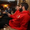 Halil Altintop und Daniel Baier diskutieren in der Bar "11er Gold" mit Fans.