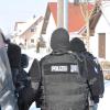 Spezialkommandos der Polizei überwältigen einen Mann in Kirchheim.