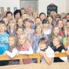 Erfolg mit Schwäbisch: Der Schulchor der Grundschule Waldstetten hat mit Sängerinnen und Sängern der Chorgemeinschaft Waldstetten in der Kreisheimatstube Stoffenried ein schwäbisches Lied aufgenommen und ist damit Schwaben-Sieger im Wettbewerb „MundArt“ geworden. Ausgedacht haben sich das Projekt die Leiterin des Schulchores, Simone Bichler (hinten, ganz links), Schulleiter Andreas Spatz (hinten, Dritter von links) und Josef Müller, Vorsitzender der Chorgemeinschaft Waldstetten (hinten ganz rechts).  