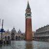 Venedig ist nach heftigen Regenfällen von einem Rekord-Hochwasser heimgesucht worden. 
Der berühmte Markusplatz steht unter Wasser.