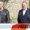 Gerade am Tatort auf dem Klinikgelände eingetroffen: Kommissare Max Ballauf (Klaus J. Behrendt, links) und Freddy Schenk (Dietmar Bär, rechts).