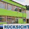 Das Wort «Rücksicht» steht auf einem Transparent vor der Grund- und Oberschule im Spreewaldort Burg.