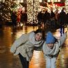 Laora (11, links) und Lina (Tänzerinnen des Tanzzentrums Edelstetten) besuchten am Rande der Dreharbeiten für "Das Supertalent" in Köln auch den Weihnachtsmarkt und den Dom.