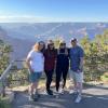 Sarah Jung (Zweite von links) aus Mertingen ist mit einem Stipendium des Deutschen Bundestages in Las Vegas. Als eine von knapp 300 Schülerinnen lebt sie bei einer Gastfamilie - hier beim gemeinsamen Ausflug an den Grand Canyon. Aber sie soll den Menschen in den USA auch die deutsche Kultur näherbringen. 