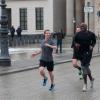 Sportlich: Facebook-Gründer Mark Zuckerberg joggt mit Bodyguards über den Pariser Platz in Berlin.