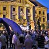 Vor dem Gewitter: Über 500 Musikfans kamen am Freitagabend zu „L-Town live“ auf dem Lauinger Marktplatz. Dort spielten die Bands „Helden in Panik“, „Singlemalt“. Heftiger Regen stoppte den Auftritt der Lokalmatadore von „Dude Spencer“.