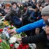 Trauernde legen am Tatort Blumen für Boris Nemzow nieder.