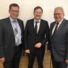 Krumbachs Bürgermeister Hubert Fischer (links) und Busunternehmer Josef Brandner sind Mitglieder des bayerischen Zukunftsrates zur Entwicklung des Nahverkehrs. In der Mitte Verkehrsminister Dr. Hans Reichhart. 	