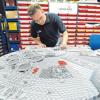 Aus dem Star Wars Universum im Miniland: Modellbauer Ilja Schüler an einem Millennium Falcon aus dem Film Star Wars, der aus Legosteinen zusammengesetzt wurde.  