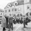 Die erste Krumbacher Festwoche 1957 wurde auf dem Krumbacher Marktplatz eröffnet. Links Bürgermeister Franz Aletsee, rechts daneben der damalige Musikvereinsvorsitzende Karl Kling.