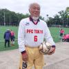 Der ehemalige Arzt Takushi Dokiya ist 80 Jahre alt und trifft sich mehrmals im Monat im Komazawa koen, einem Sportpark im Westen Tokios, mit Gleichaltrigen zum Fußballspielen.