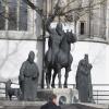 Als letzte Figurengruppe für den Augsburger Dom schuf Josef Henselmann 1985 den Brunnen der drei Bistumspatrone Simpert, Ulrich und Afra. 	