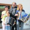 Auch Birgit Körbel (rechts) und ihre Tochter Anna-Lena (8) waren beim Benefizkonzert der Schüler des Musikstadls aus Schönesberg dabei. Mit der Veranstaltung helfen Hans und Sofia Käfer bereits seit 15 Jahren der Kartei der Not. Foto: Manfred Rinke