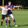 Im Viertelfinale setzte sich der TSV Wemding in Lila mit 3:1 gegen Riedlingen durch. Hier ist Daniel Langer in Aktion gegen Erik Laznik von der unterlegenen SpVgg.  	