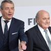 DFB-Präsident Wolfgang Niersbach (l) tappt bei der Strafanzeige von FIFA-Präsident Joseph Blatter im Dunkeln.