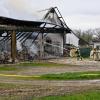 Ein großes Aufgebot an Einsatzkräften kämpft gegen die Flammen an einem landwirtschaftlichen Anwesen in Scheuring. Das Wohnhaus konnte bisher geschützt werden.