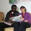 Mourtalla Seck aus Senegal und Inge Herz lesen in der Zeitung von der Äußerung des CSU-Generalsekretärs.  	