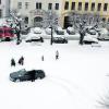 Im Schnee stecken geblieben: Karl Fuhr auf dem Karlsplatz. Doch die Feuerwehr, die eigentlich gegenüber ins Eybhaus wollte, eilte ihm zur Hilfe.