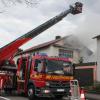 Zwei Wohnhäuser wurden bei einem Brand am späten Samstagnachmittag in der Deuringestraße in Aichach in Mitleidenschaft gezogen. Die Löscharbeiten dauern derzeit an.