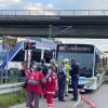 Einsatzkräfte stehen an der Unfallstelle an einem Bahnübergang im Kreis Aichach-Friedberg.