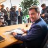 Markus Söder an seinem neuen Arbeitsplatz in der bayerischen Staatskanzlei.