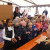Mit einem fröhlichen Festlied begrüßten die Kinder die Gäste bei der Kita-Eröffnung in Zaisertshofen. 