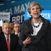 Premierministerin May spricht auf einer Wahlveranstaltung in Slough, links steht Außenminister Boris Johnson.