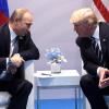 Begegnung über Blumen: Wladimir Putin und Donald Trump. 
