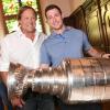 Tom Kühnhackl (r) präsentiert mit seinem Vater Erich Kühnhackl den Pokal nach dem Stanley Cup.