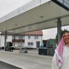 Herbert Klink ist ganz offensichtlich Tankstellenbesitzer mit Leib und Seele. Für die Eröffnung seiner Tankstelle in Wagenhofen am 1. Juni will er sich in dieses arabische Gewand werfen.