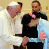 Papst Franziskus begrüßt Myanmars Regierungschefin Aung San Suu Kyi.